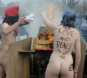 Demonstrace v táboře se neobešly bez ohňů a dalších provokací.